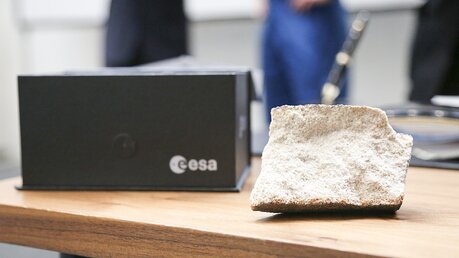 Der Stein, der mit Alexander Gerst auf Weltraummission war am 25.03.15 in Köln (KNA)