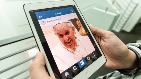Gesicht von Papst Franziskus auf einem Tablet / © Harald Oppitz (KNA)