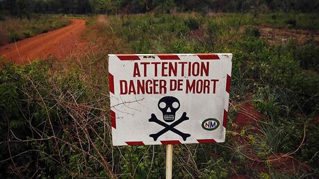 Warnschild in der Zentralafrikanischen Republik / © Jerome Delay (dpa)
