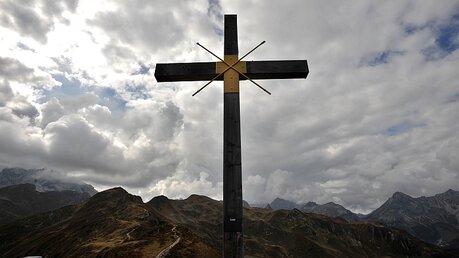 Gipfelkreuz / © Katharina Ebel (KNA)