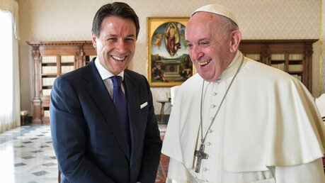 Giuseppe Conte, Ministerpräsident von Italien, mit Papst Franziskus / © Vatican Media (KNA)