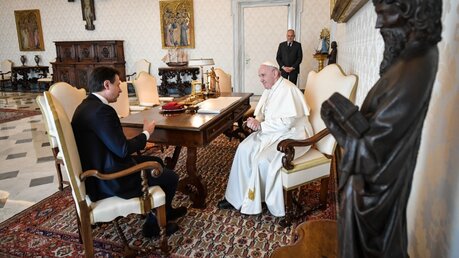 Giuseppe Conte und Papst Franziskus  / © Vatican Media/Romano Siciliani (KNA)