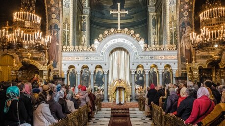 Gläubige während eines ukrainisch-orthodoxen Gottesdienstes des Kiewer Patriarchats / © Andrey Lomakin (KNA)