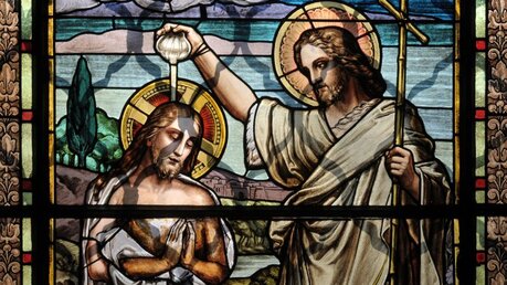 Glasmalerei der Taufe Jesu durch Johannes / © vesilvio (shutterstock)