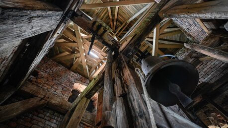 Glocke in einem Glockenstuhl / © Julia Steinbrecht (KNA)
