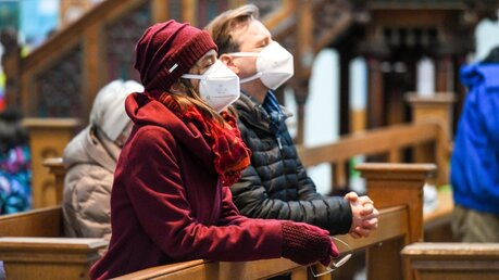 Gottesdienstteilnehmer tragen Mundschutz / © Harald Oppitz (KNA)