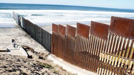 Rund 3.000 Kilometer Zaun stehen zwischen den USA und Mexiko / © Alejandro Zepeda (dpa)