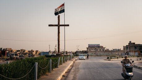 Großes Holzkreuz am Ortseingang von Karakosch, Irak (Archiv) / © Jean-Matthieu Gautier (KNA)