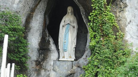 Grotte im Wallfahrtsort Lourdes / © Barbara Mayrhofer (KNA)