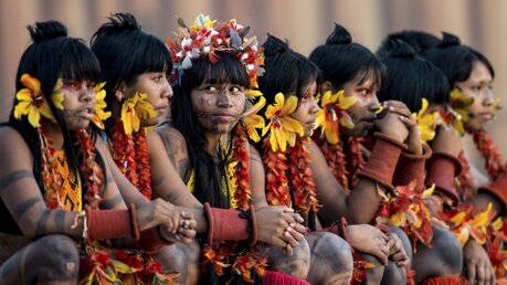 Gruppe von jungen Indigenen in Brasilien / © Marcelo Camargo (dpa)