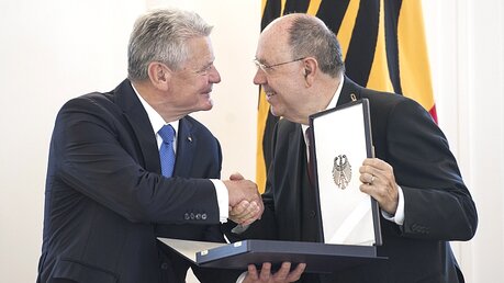 Bundespräsident Gauck mit Nikolaus Schneider (r.) (epd)