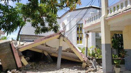 Haiti, Les Cayes: Die Herz-Jesu-Kirche ist nach einem Erdbeben beschädigt / © Delot Jean (dpa)