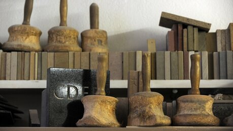 Hammer und Steinplatten in der Dombauhütten-Werkstatt / © Katharina Ebel (KNA)