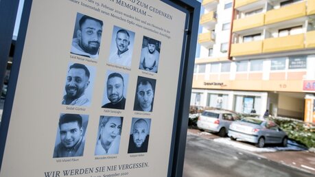 Hanau: Eine offizielle Gedenktafel mit den Fotos der neun Opfer / © Boris Roessler (dpa)