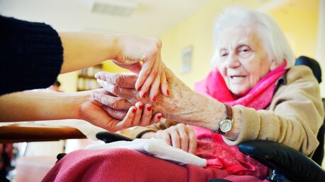 Handmassage für eine alte Frau / ©  Corinne Simon (KNA)