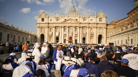 Heiligsprechungsfeier in Rom: Gläubige auf dem Petersplatz / © Andrew Medichini (dpa)