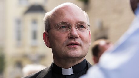 Helmut Dieser, ernannter Bischof von Aachen, beim ersten Besuch in seinem künftigen Bistum  / © Elisabeth Schomaker (KNA)