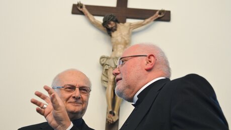 Erzbischof Robert Zollitsch und Reinhard Kardinal Marx im Gespräch (dpa)
