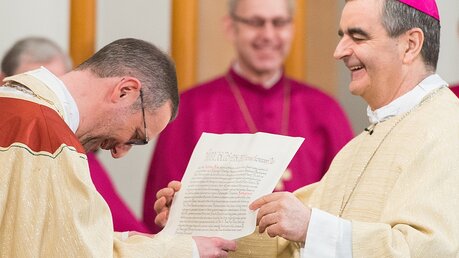 Heße bekommt vom Kurienerzbischof Nikola Eterovic die päpstliche Ernennungsurkunde. (dpa)