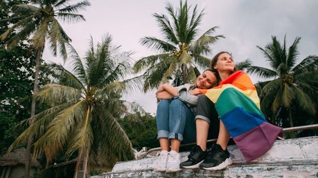 Homosexuelles Paar mit Regenbogenfahne / © Grusho Anna (shutterstock)