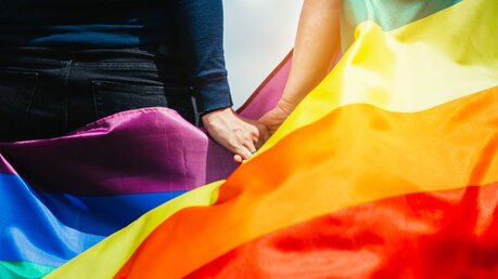 März: Vatikan sagt "Nein" zur Segnung homosexueller Paare / © Angyalosi Beata (shutterstock)