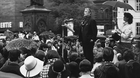 Mario von Galli, katholischer Priester, theologischer Redakteur und Publizist, spricht zu Teilnehmern des Hungermarsch 70 für Entwicklungshilfe und soziale Gerechtigkeit in der Dritten Welt am 23. Mai 1970 in Frankfurt am Main (KNA)