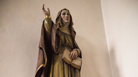 Statue der Heiligen Angela Merici, der Gründerin der Ordensgemeinschaft der Ursulinen, in der Kirche des Klosters Calvarienberg / © Markus Linn (KNA)