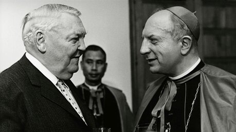 Weihbischof Heinrich Tenhumberg, Leiter des katholischen Büros in Bonn und Bundeskanzler Ludwig Erhard im Jahr 1966 / © N.N. (KNA)