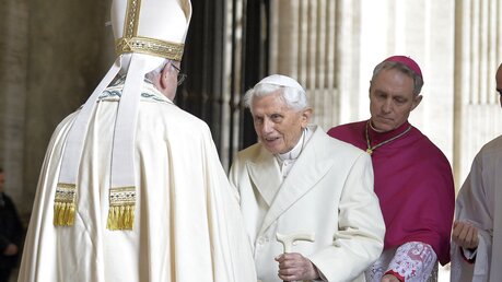 Papst Benedikt XVI. und sein Privatsekretär Georg Gänswein im Jahr 2015 / © Romano Siciliani/Agenzia Romano Siciliani (KNA)