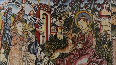 Marienteppich, um 1500, oberrheinisch. Maria Verkündigung mit dem Einhorn in der Marienkirche in Gelnhausen. / © Wolfgang Radtke (KNA)