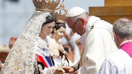 Papst Franziskus berührt eine Figur von der Muttergottes mit dem Jesuskind / © Paul Haring (KNA)