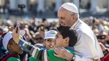 Symbolbild Jugendliche mit Papst Franziskus / © Stefano dal Pozzolo/Romano Siciliani (KNA)