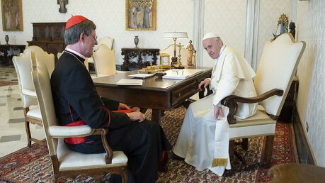 Papst Franziskus mit Kardinal Rainer Maria Woelki im Jahr 2018 / © Vatican Media/Romano Siciliani (KNA)