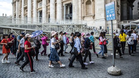  Touristen vor dem Petersdom
 / © Stefano Dal Pozzolo/Romano Siciliani (KNA)