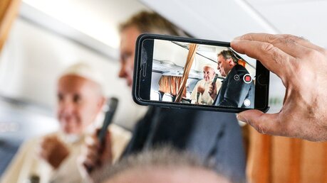 Bleibt es ein Wunsch? Papst Franziskus im Flugzeug auf dem Weg nach Argentinien / © Paul Haring (KNA)