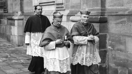 Kardinal Joseph Frings (m.), Erzbischof von Köln, und Kardinal Michael von Faulhaber (r.), Erzbischof von München und Freising im Jahr 1951 / © Dux (KNA)