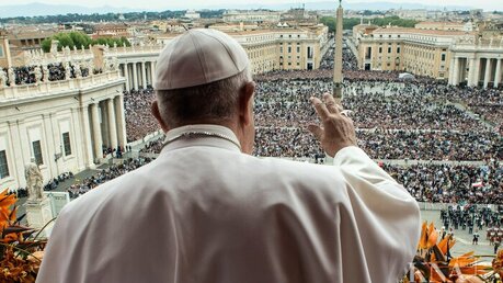 Papst Franziskus spendet den Segen Urbi et orbi am 21. April 2019 im Vatikan. / © Romano Siciliani (KNA)