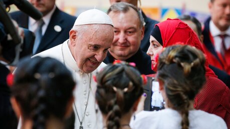 Papst Franziskus besucht ein Flüchtlingslager (Archiv) / © Vatican Media/Romano Siciliani (KNA)