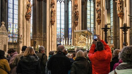 Menschen stehen vor dem geöffneten Dreikönigenschrein im Kölner Dom / © Harald Oppitz (KNA)