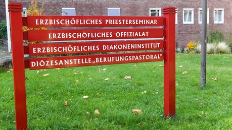 Hinweisschild zum erzbischöflichen Offizialat in Köln / © Harald Oppitz (KNA)