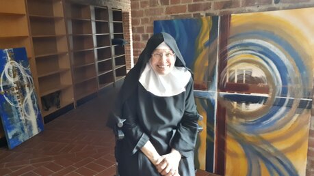 Sr. Benedikta freut sich über die Bilder von Priorin Sr. Eva-Maria / © Sr. Emmanuela (privat)