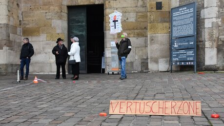 Demonstration des Vereins "Missbrauchsopfer im Bistum Trier" (Missbit) am 16. Dezember 2021 vor dem Dom in Trier / © Anna Fries (KNA)