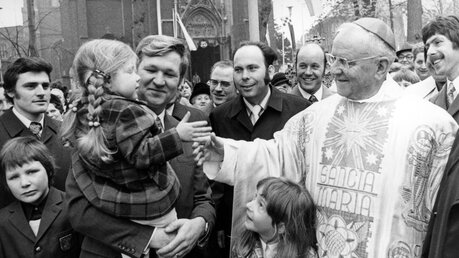 Bischof Pierre-Marie Theas beim 25. Jahrestag von Pax Christi in Kevelaer / © 1973 (KNA)