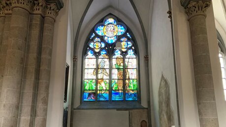 Ein Glasfenster des Künstlers Markus Lüpertz in der Kirche Sankt Andreas / © Beate Laurenti (KNA)