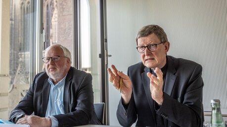 Jürgen Kleikamp (l.), kommissarischer Pressesprecher des Erzbistums Köln, und Kardinal Rainer Maria Woelki / © Theo Barth (KNA)