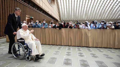 Trotz großer Gehbeschwerden will der Papst die Reise antreten, / © Vatican Media/Romano Siciliani (KNA)