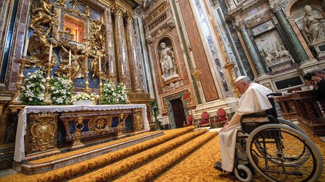 Papst Franziskus betet vor einer Mariendarstellung in der Kirche Santa Maria Maggiore (Archiv) / © Vatican Media/Romano Siciliani (KNA)