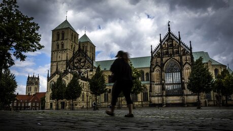 St. Paulus-Dom in Münster unter dunklen Wolken / © Lars Berg (KNA)