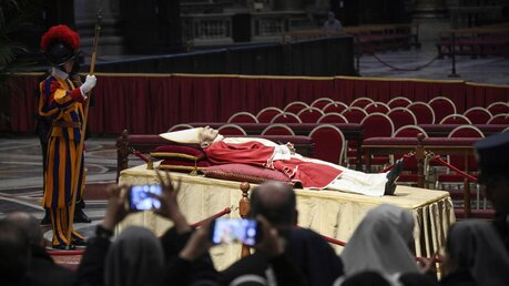 Abschied von Papst Benedikt XVI. im Petersdom / © Cristian Gennari/Romano Siciliani (KNA)