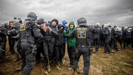 Polizisten und Klimaaktivisten sind in ein Handgemenge verwickelt / © Gordon Welters (KNA)